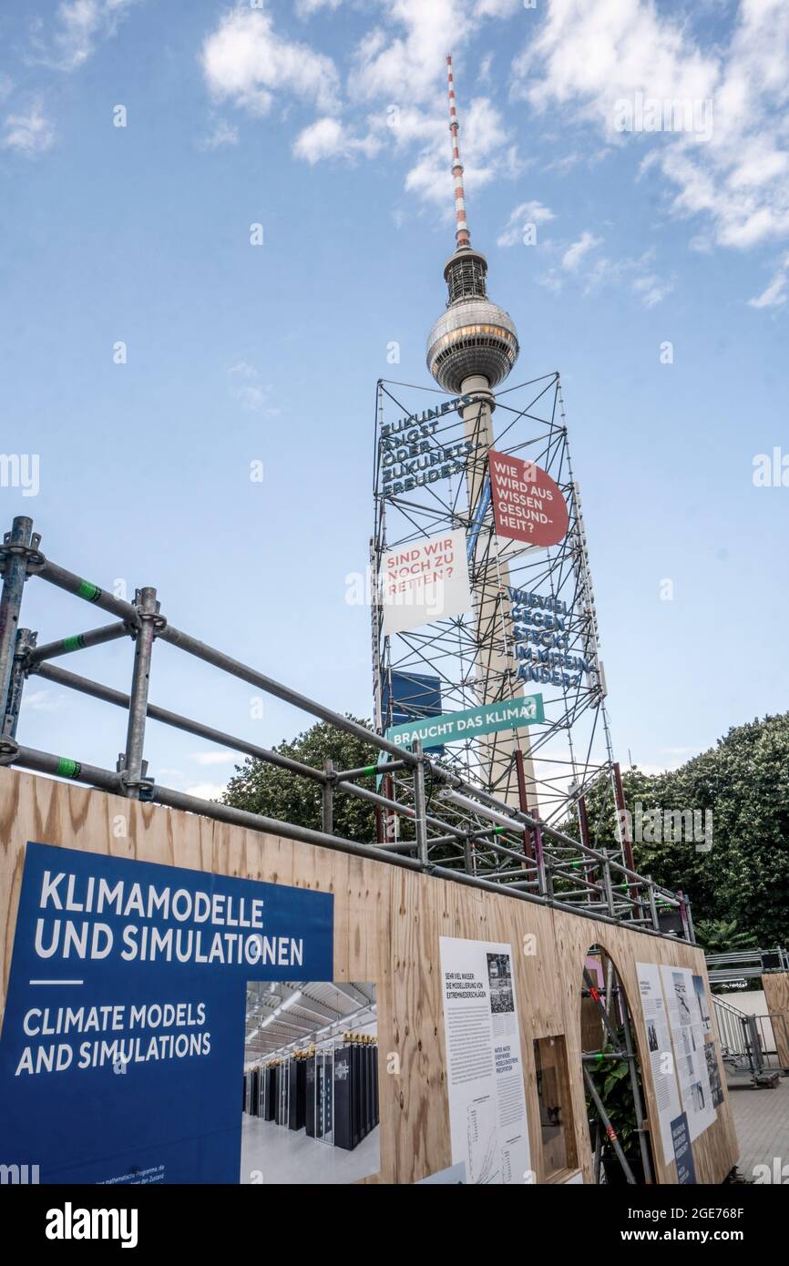 Freie Ausstellung zu Thema Gesundheit, Klima und Zusammenleben am Alexanderplatz, Wissenstadt Berlin Stockfoto