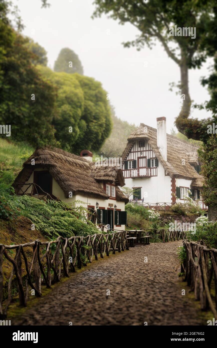 Parque Florestal das Queimadas Village auf Madeira, Portugal, nachbearbeitet mit Expositionsklammer Stockfoto