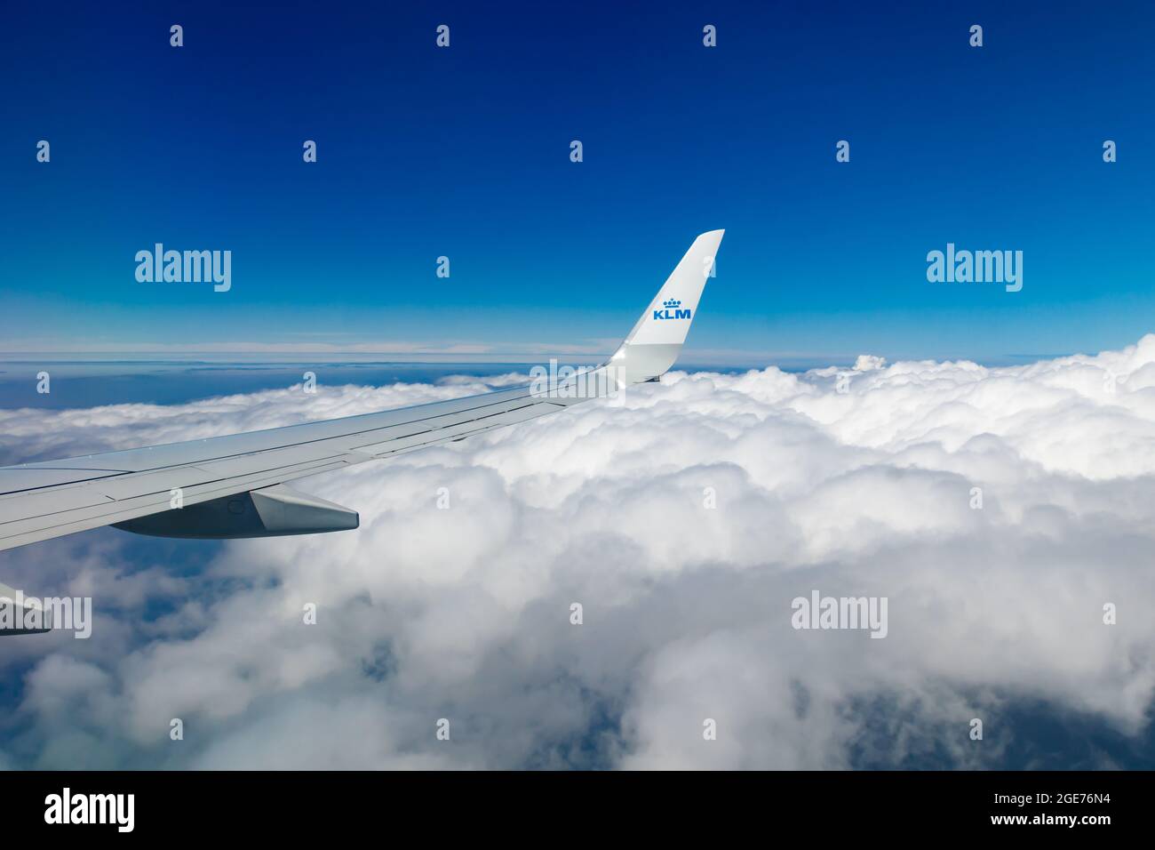 Helsinki, Finnland - 7. Juli 2021: KLM Plain Wing over blue Sky. Flug von Helsinki nach Amsterdam. Stockfoto
