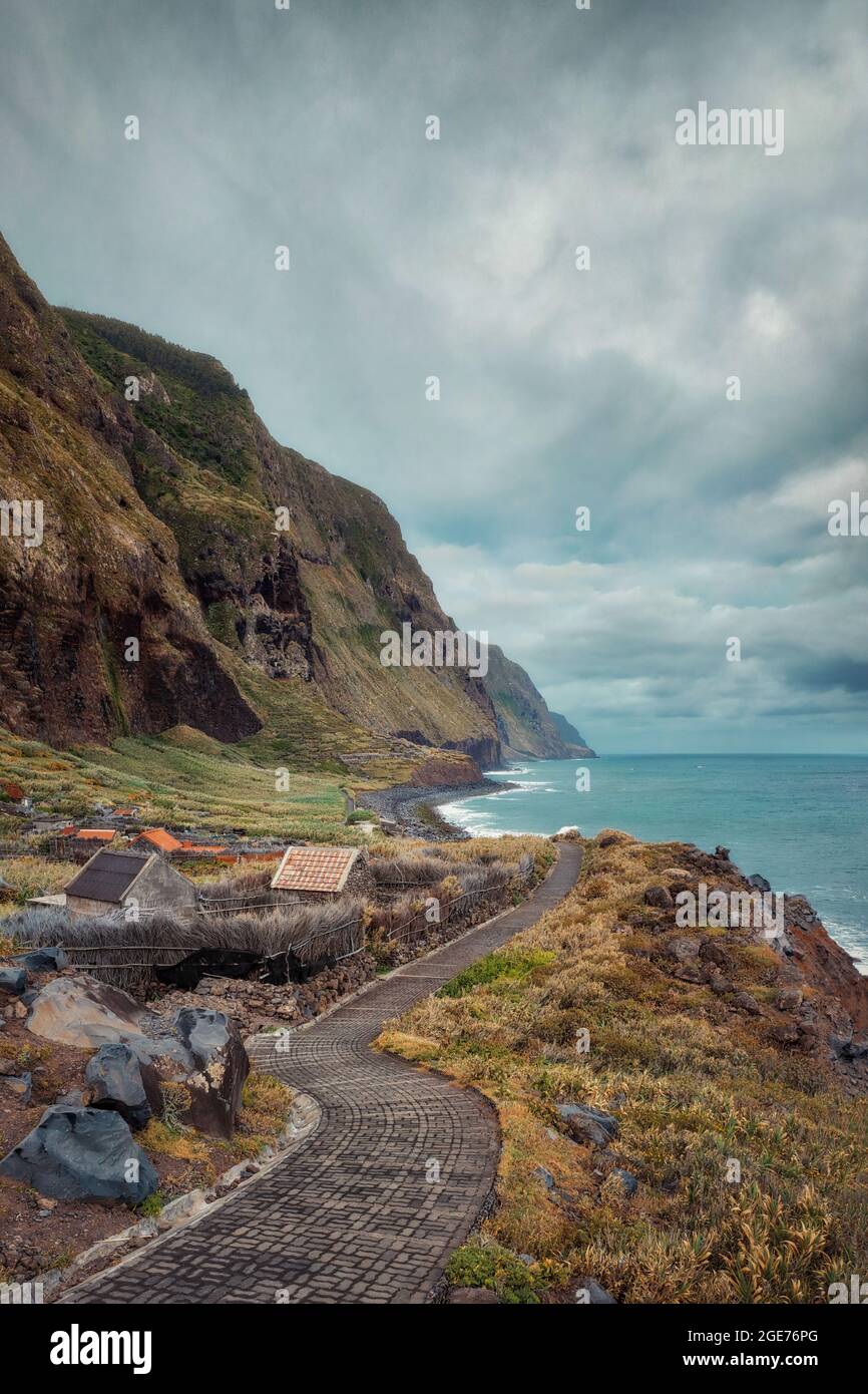 Pfad entlang der Küste der Insel Madeira, Portugal, nachbearbeitet mit Expositionsklammer Stockfoto
