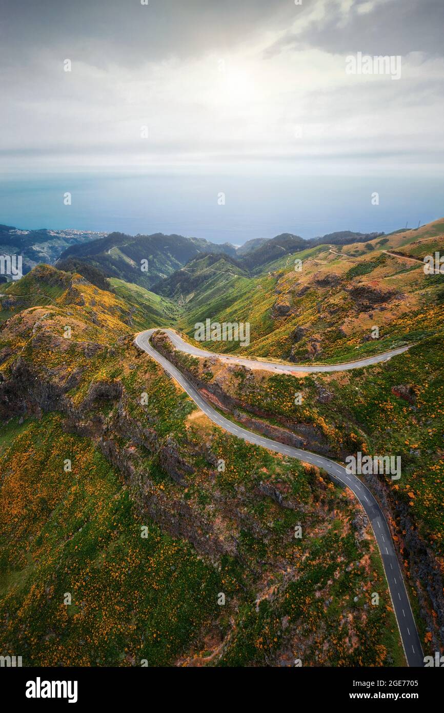 Bendy Mountain Road in Madeira, Portugal, nachbearbeitet mit Belichtungsreihenbearbeitung Stockfoto