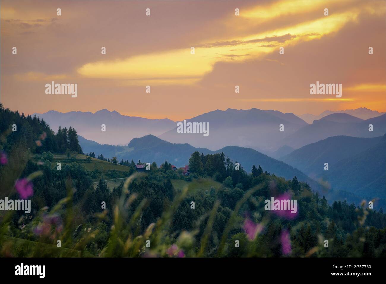 Martinj Vrh in den Julien Alps, Slowenien bei Sonnenuntergang, nachbearbeitet mit Belichtungsreihe Stockfoto