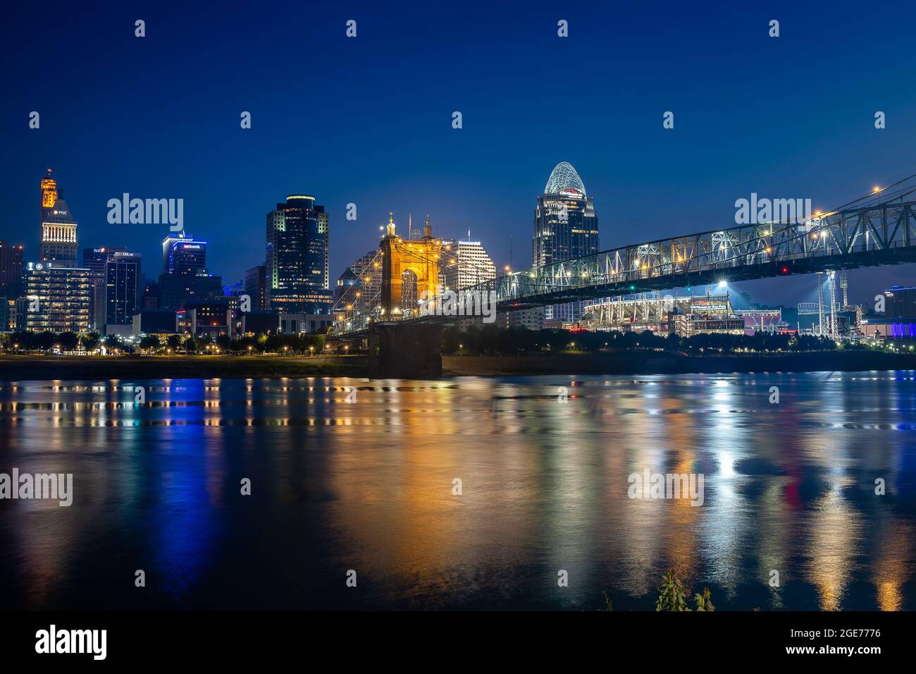 Cincinnati Skyline in der Dämmerung Stockfoto