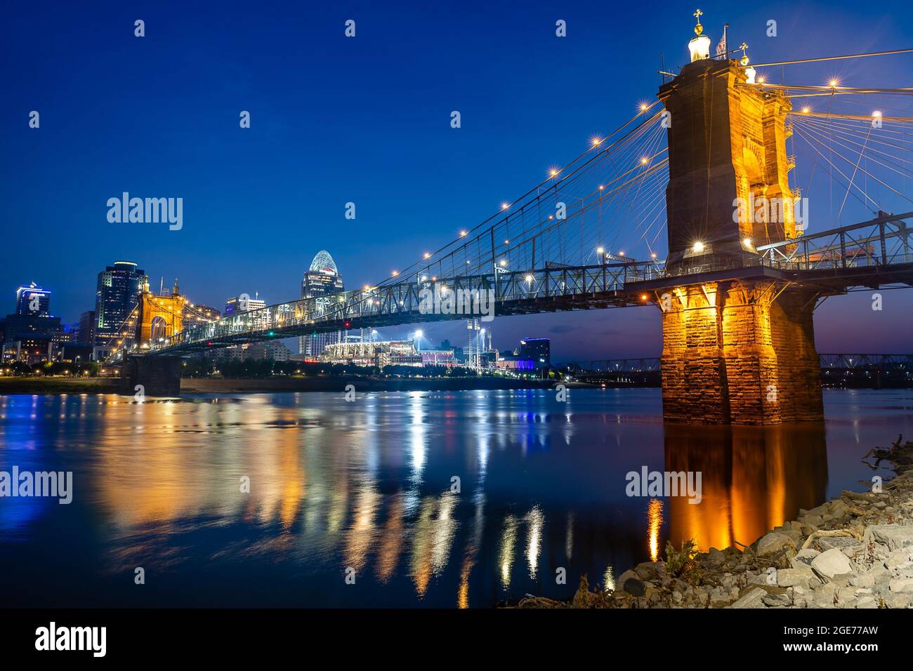 Cincinnati Skyline in der Dämmerung Stockfoto