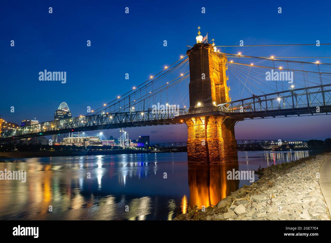 Cincinnati Skyline in der Dämmerung Stockfoto