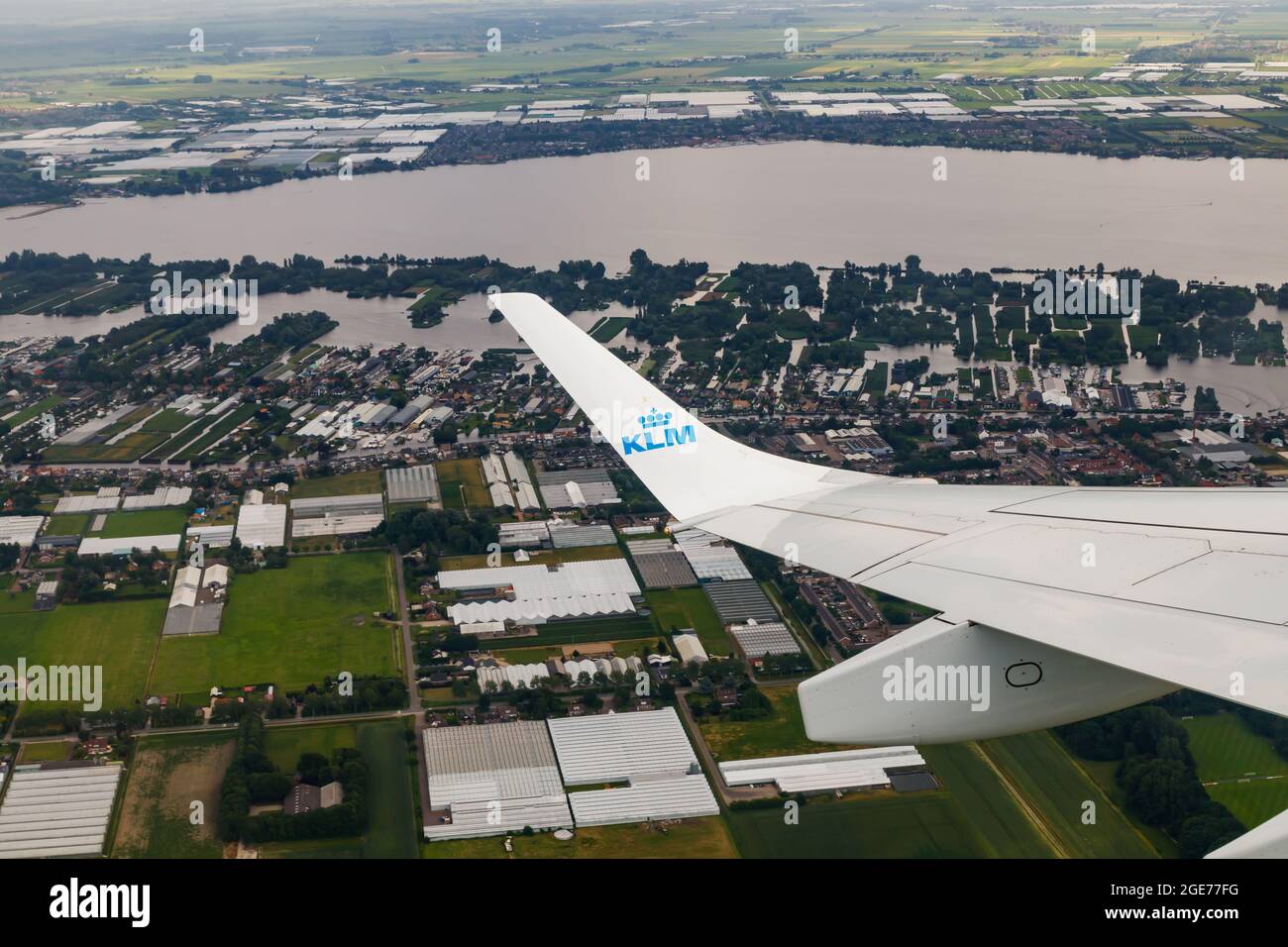 Amsterdam, Niederlande - 7. Juli 2021: KLM Plain Wing over Holland. Flug von Amsterdam nach Brüssel. Stockfoto