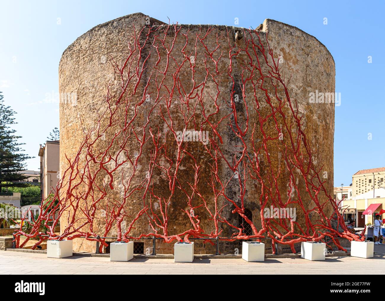 Der Torre di San Giovanni in der Altstadt von Alghero mit der