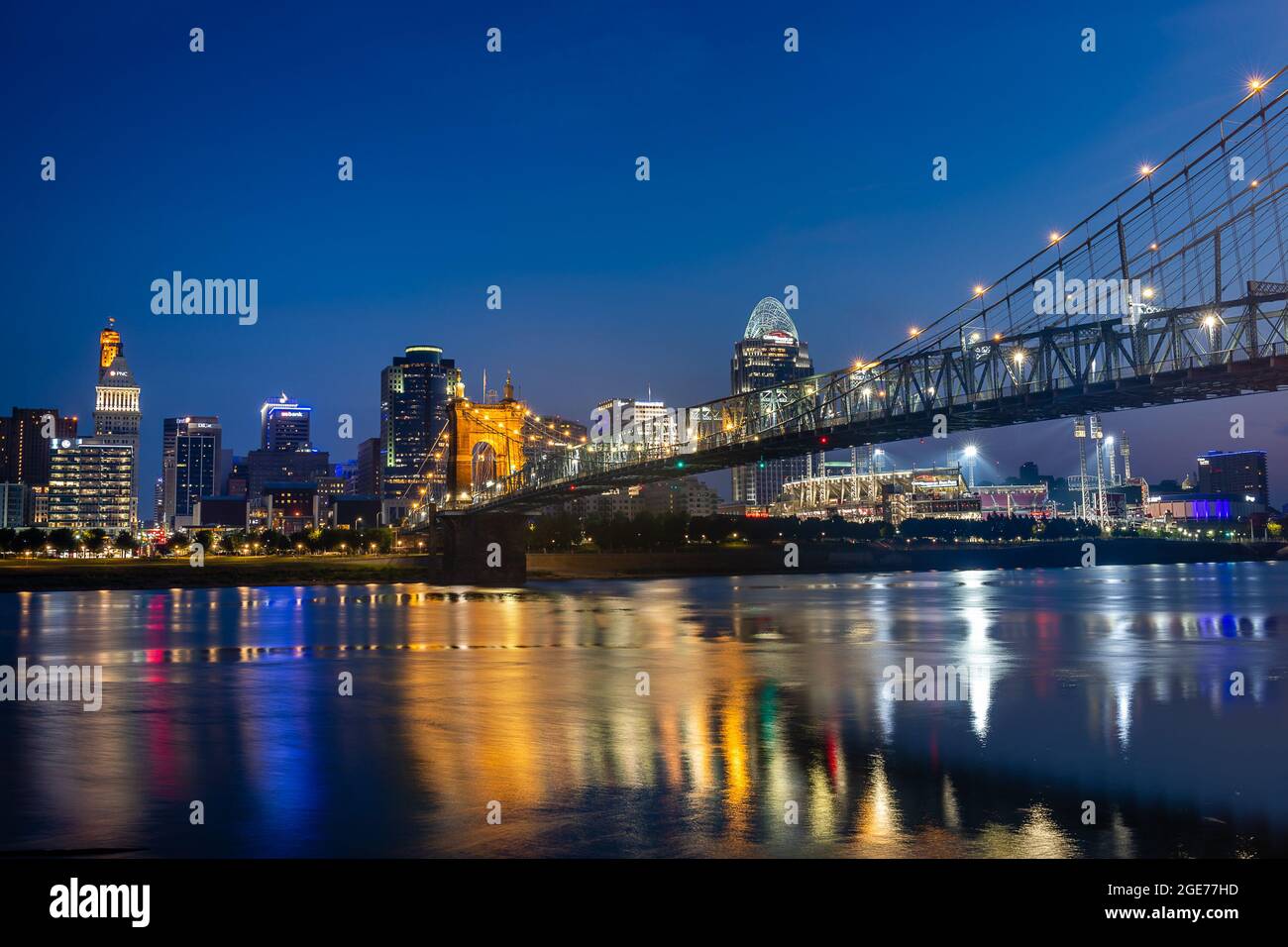 Cincinnati Skyline in der Dämmerung Stockfoto
