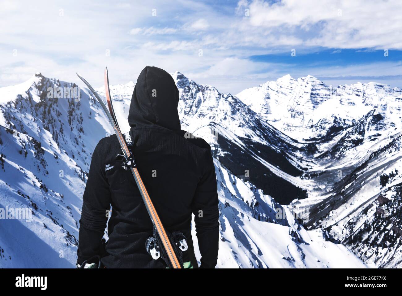 Person Mit Kapuze Und Skiern Auf Dem Rücken Am Top Of Winter Mountain Extreme Ski Sport Concept Stockfoto