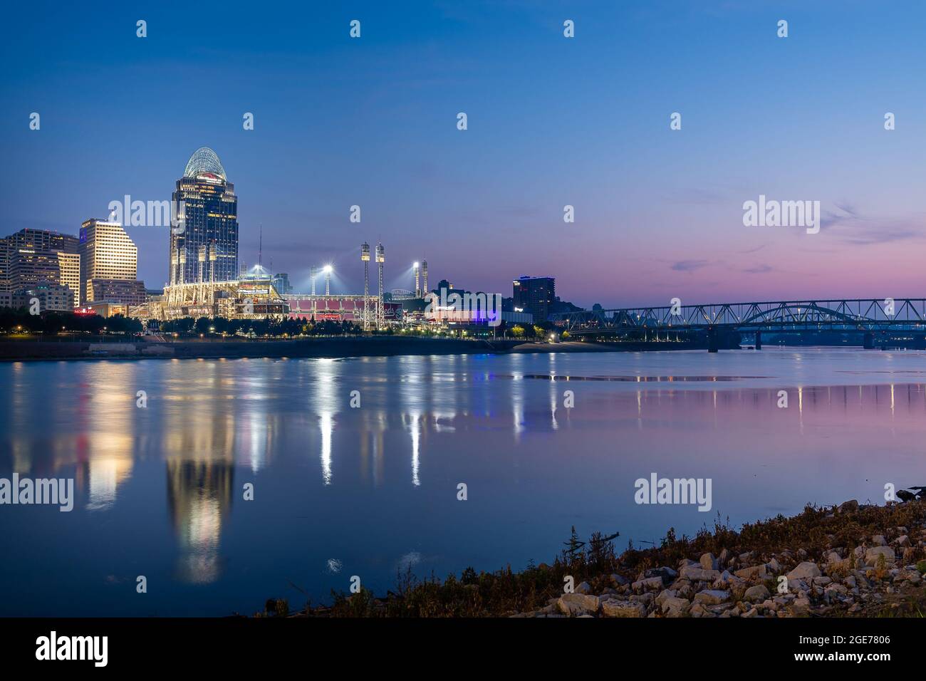 Cincinnati Skyline in der Dämmerung Stockfoto