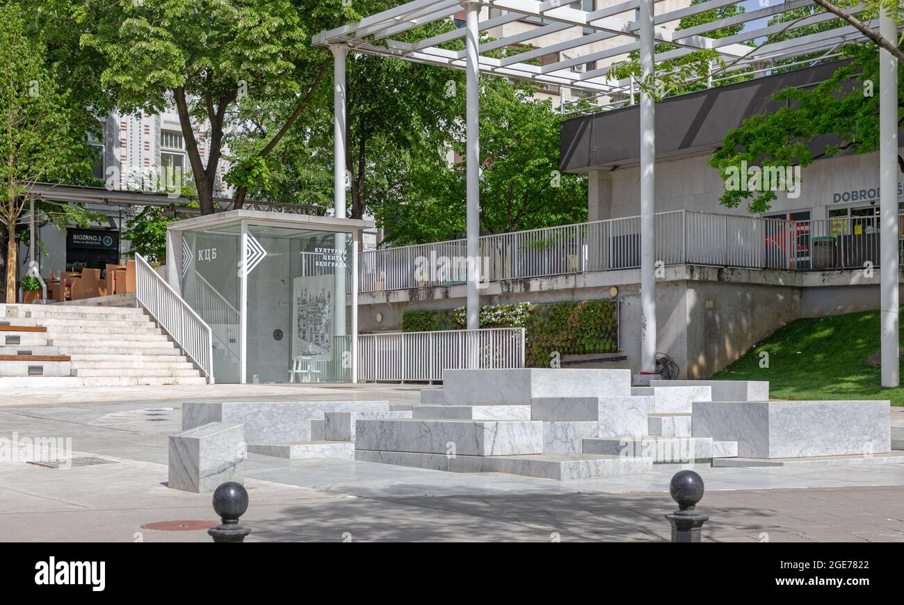 Belgrad, Serbien - 02. Mai 2021: Belgrader Kulturzentrum und neuer Brunnen aus weißem Marmor auf dem Cvetni-Platz am Europäischen Frühling. Stockfoto