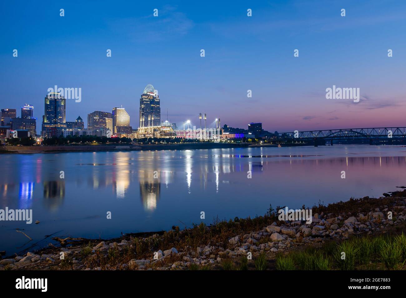 Cincinnati Skyline in der Dämmerung Stockfoto