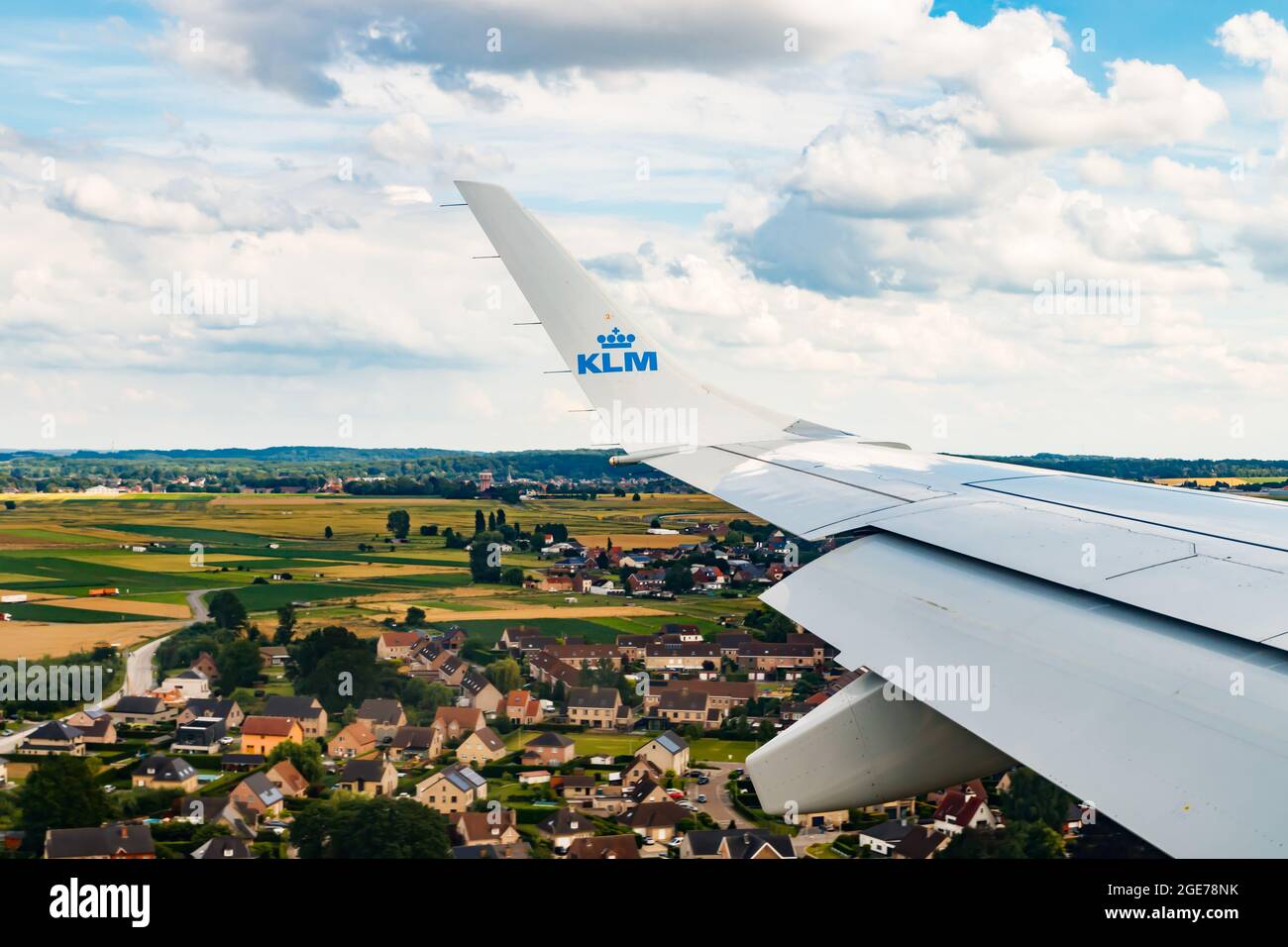 Brüssel, Belgien - 7. Juli 2021: KLM Plain Wing over Belgium. Flug von Amsterdam nach Brüssel. Die Ebene landet. Stockfoto