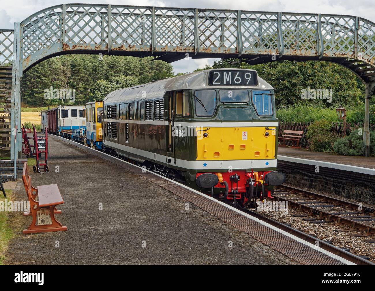 Die neu umgebaute Diesellokomotive der Baureihe 31 (Brush Typ 2) steht am Bahnhof Weybourne auf der North Norfolk Railway mit einem Dauerbahnzug. Stockfoto