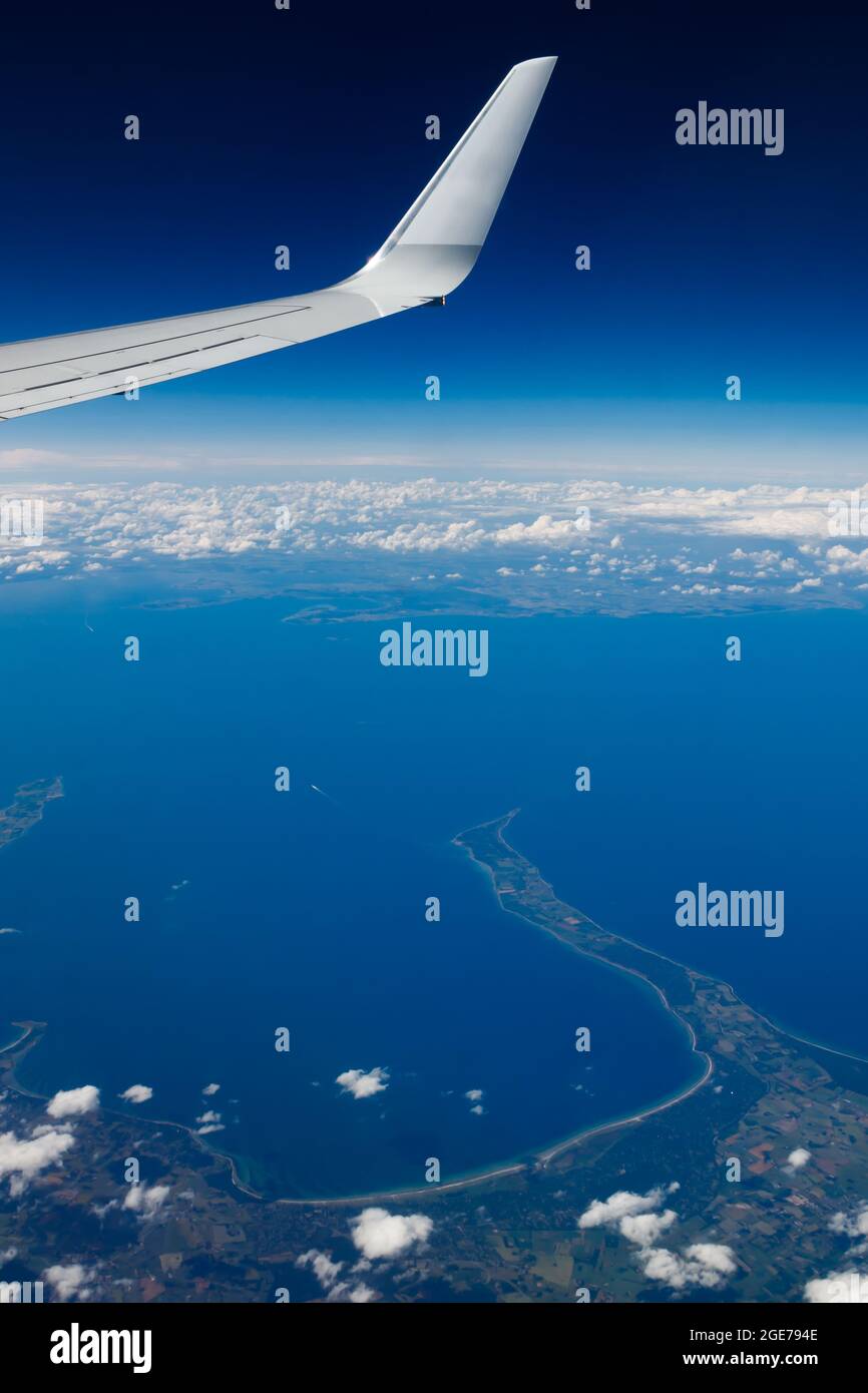 Einfacher Flügel über blauem Himmel. Flug von Helsinki nach Amsterdam. Stockfoto