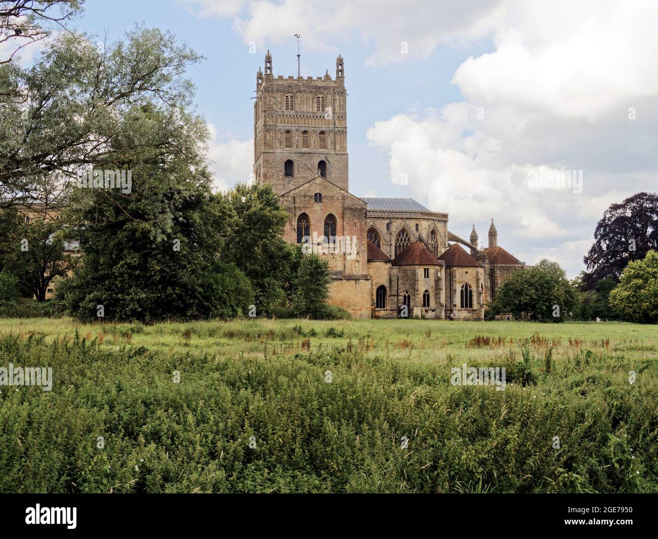 Die Abbey Church of St Mary the Virgin, Tewkesbury (Tewkesbury Abbey) befindet sich in Gloucestershire, einem der schönsten Beispiele normannischer Architektur in Großbritannien. Stockfoto