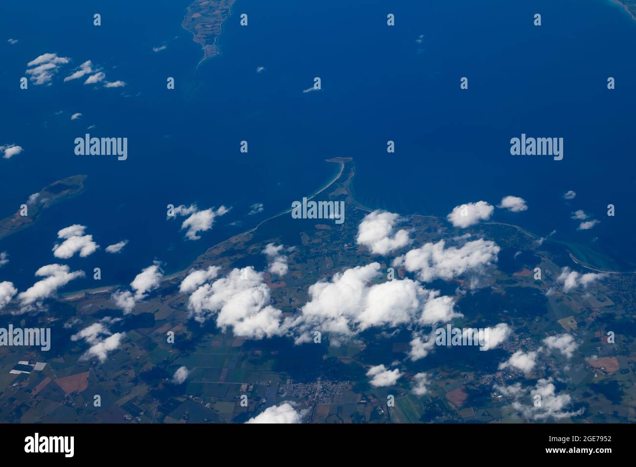 Luftaufnahme vom Flugzeug. Flug von Helsinki nach Amsterdam. Stockfoto