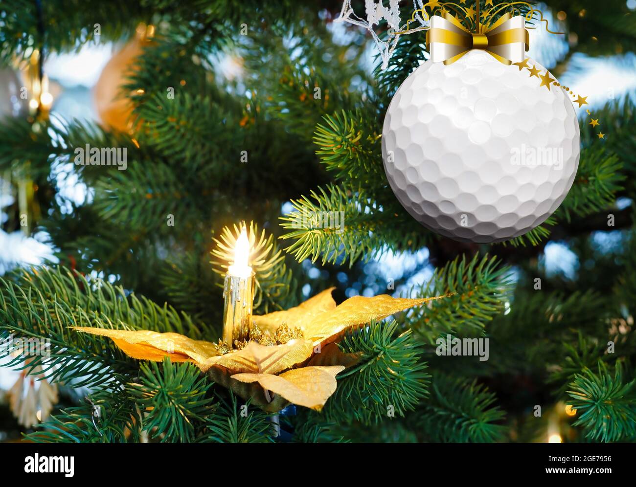 Golf weihnachtskugel hängt auf dem Tannenzweig. Weihnachtsgrüße Stockfoto