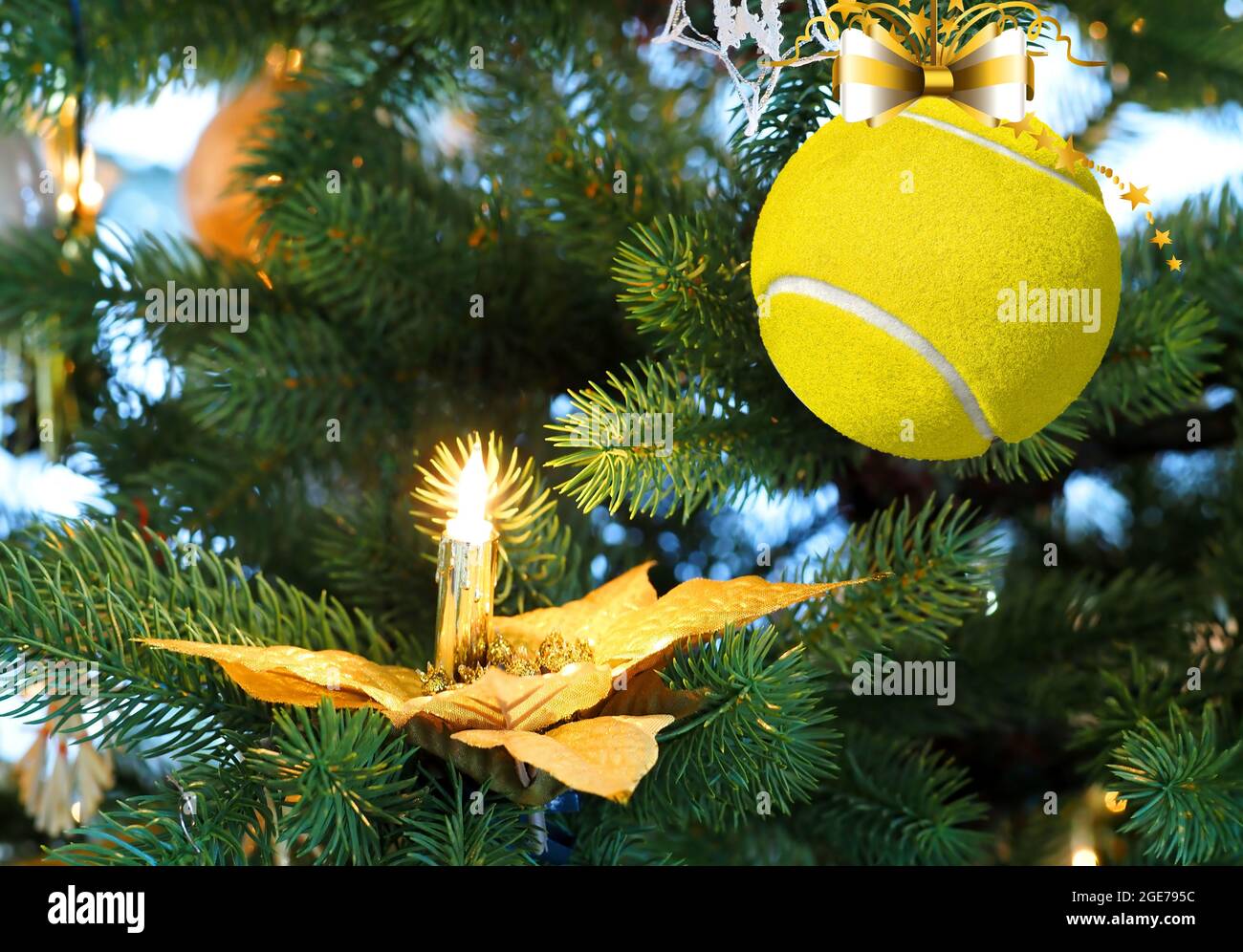 Tennis weihnachtskugel hängt auf dem Tannenzweig. Weihnachtsgrüße Stockfoto