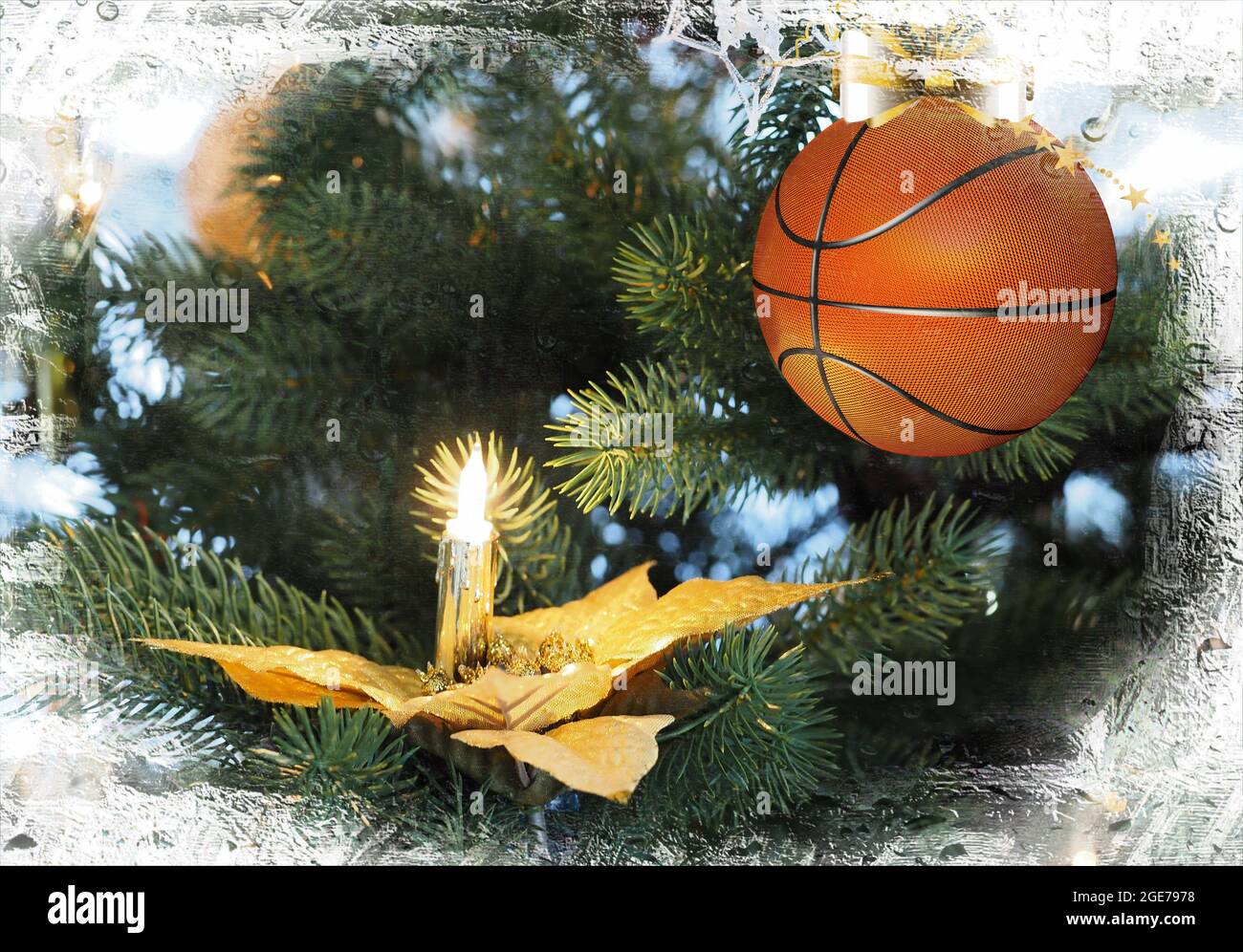 Basketball-weihnachtskugel, die auf dem Tannenzweig hängt. Weihnachtsgrüße Stockfoto