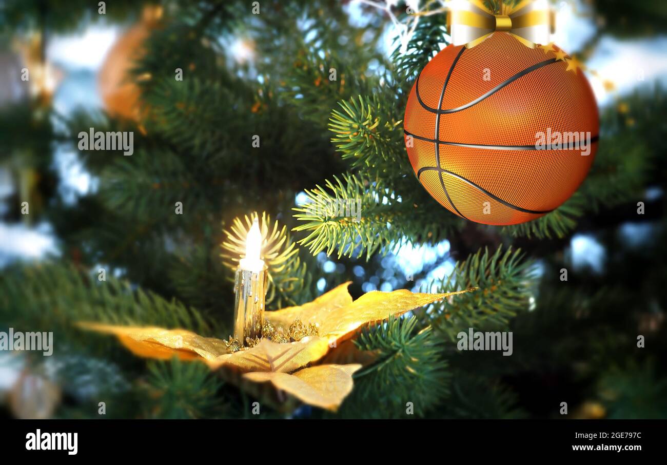 Basketball-weihnachtskugel, die auf dem Tannenzweig hängt. Weihnachtsgrüße Stockfoto