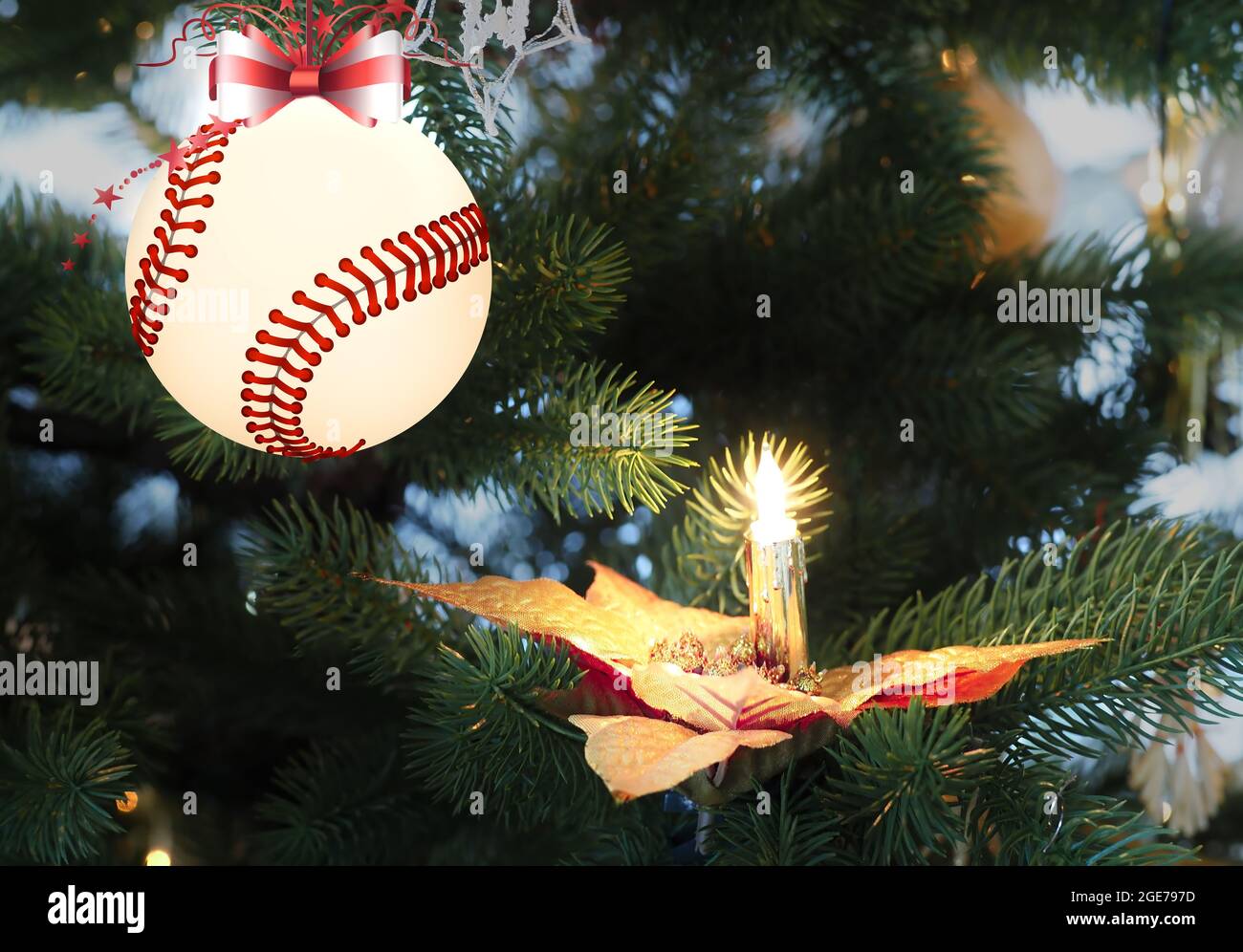 Die baseballkugel hängt an der Tannenzweig. Weihnachtsgrüße Stockfoto