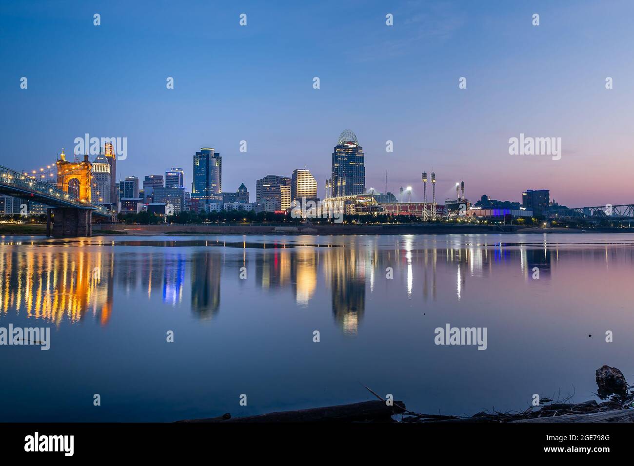 Cincinnati Skyline in der Dämmerung Stockfoto