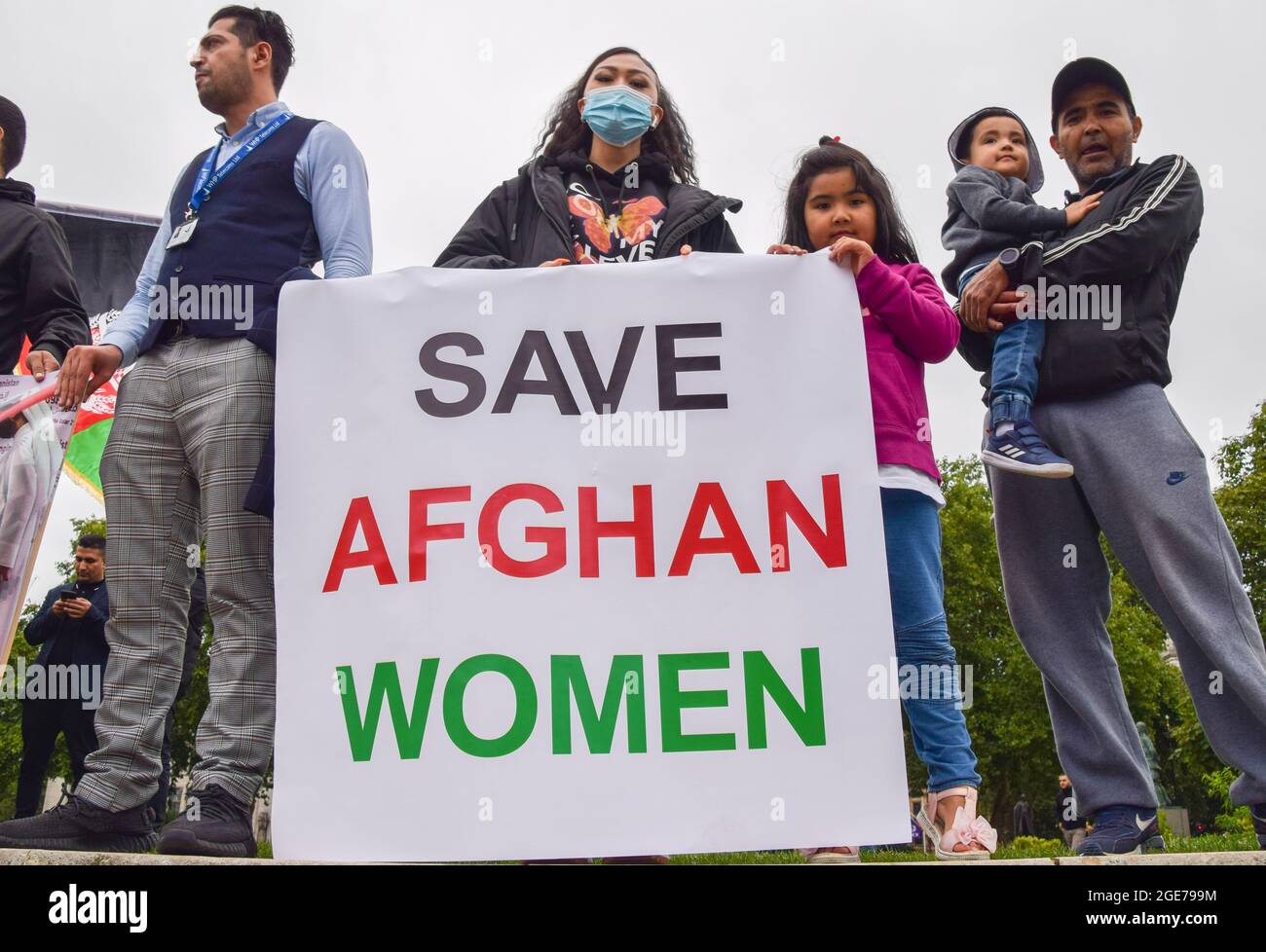 Demonstranten halten während der Demonstration auf dem Parliament Square ein Transparent mit dem Titel "Rettet die afghanischen Frauen".Demonstranten versammelten sich aus Protest gegen die Taliban, deren Truppen Afghanistan übernommen haben, als die USA ihre Truppen zurückziehen. Stockfoto