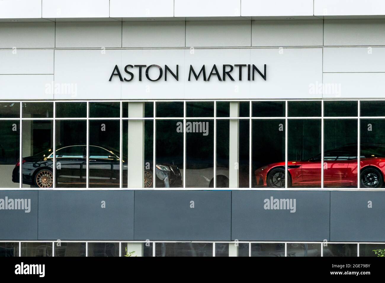 MINNEAPOLIS, MN, USA - 8. AUGUST 2021: Außenansicht des Aston Martin Autohauses und Markenlogo. Stockfoto