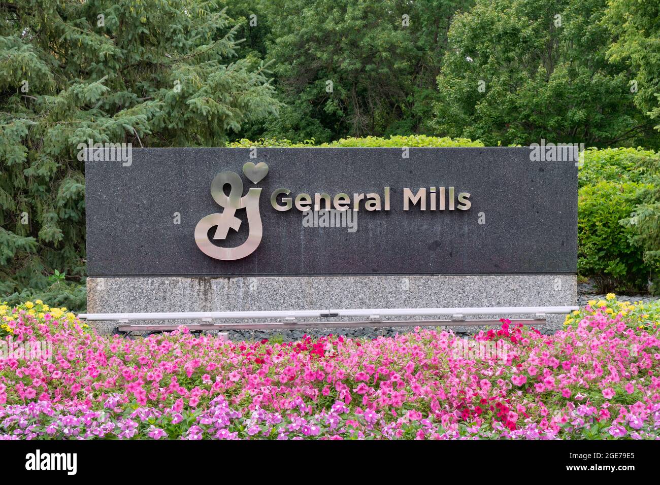 MINNEAPOLIS, MN, USA - 8. AUGUST 2021: Außenschild und Markenlogo der Unternehmenszentrale von General Mills. Stockfoto