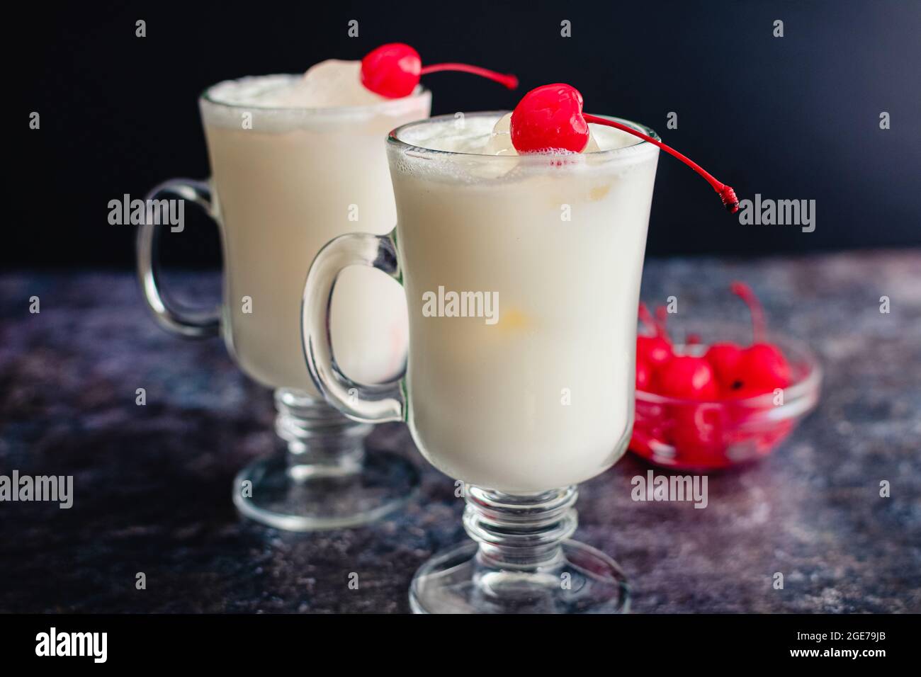 Vanilla Ital Cream Sodas garniert mit Maraschino-Kirschen: Vanilla Ital Sodas garniert mit Maraschino-Kirschen in Glaskrügen Stockfoto