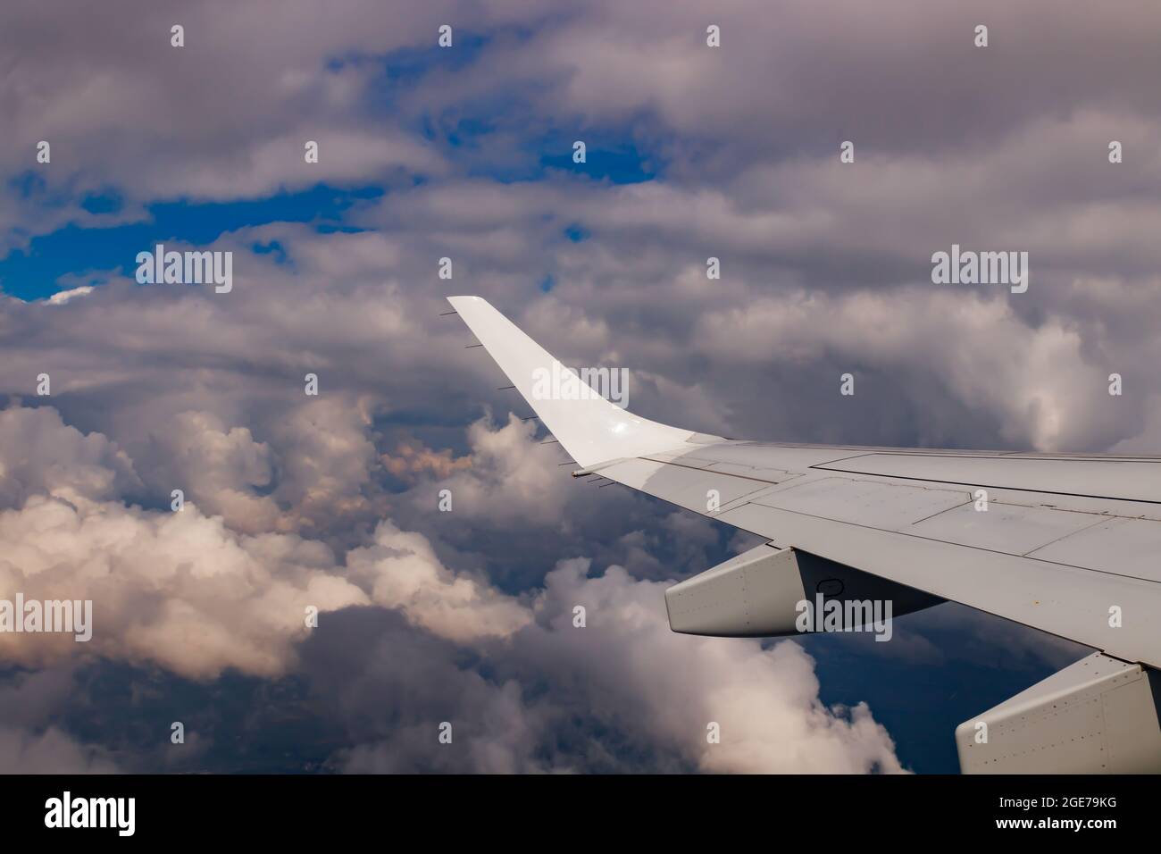 Einfacher Flügel über Holland. Flug von Amsterdam nach Brüssel. Stockfoto