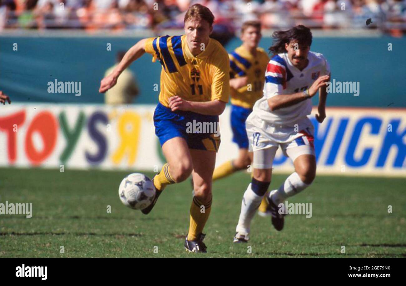 Kennet Andersson aus Schweden kommt bei einem internationalen Freundschaftsspiel von Marcelo Balboa aus den USA weg Stockfoto