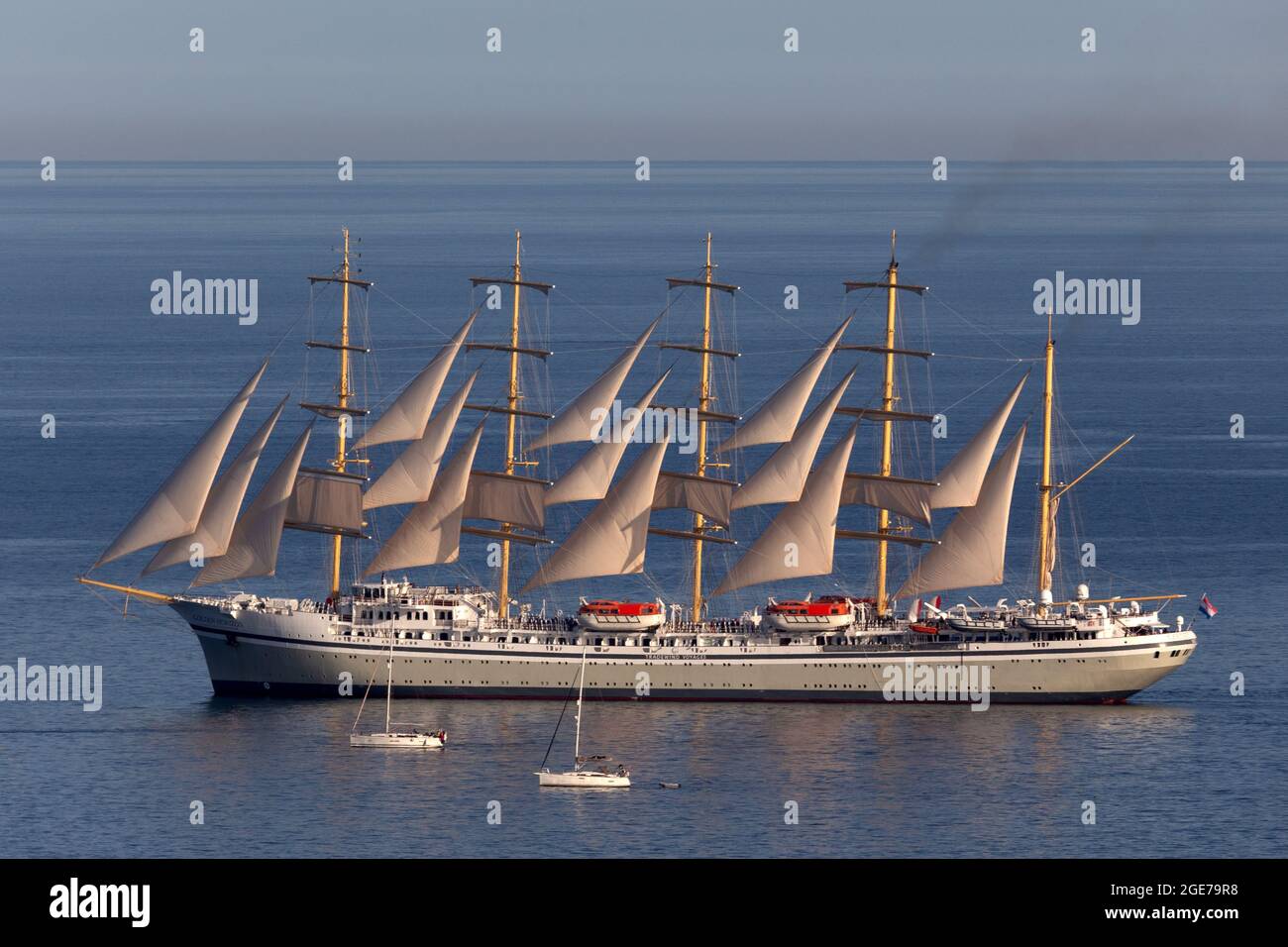 Das Kreuzschiff Golden Horizon fährt nach Torbay, Devon, Großbritannien. Das majestätische Boot ist das größte quadratische Segelschiff der Welt. Stockfoto