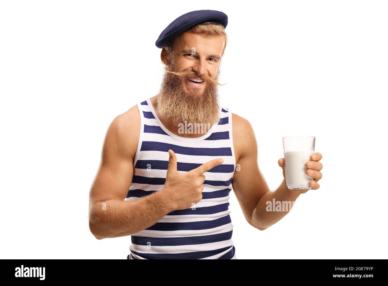 Bärtiger junger Mann, der auf ein Glas Milch zeigt, das auf weißem Hintergrund isoliert ist Stockfoto