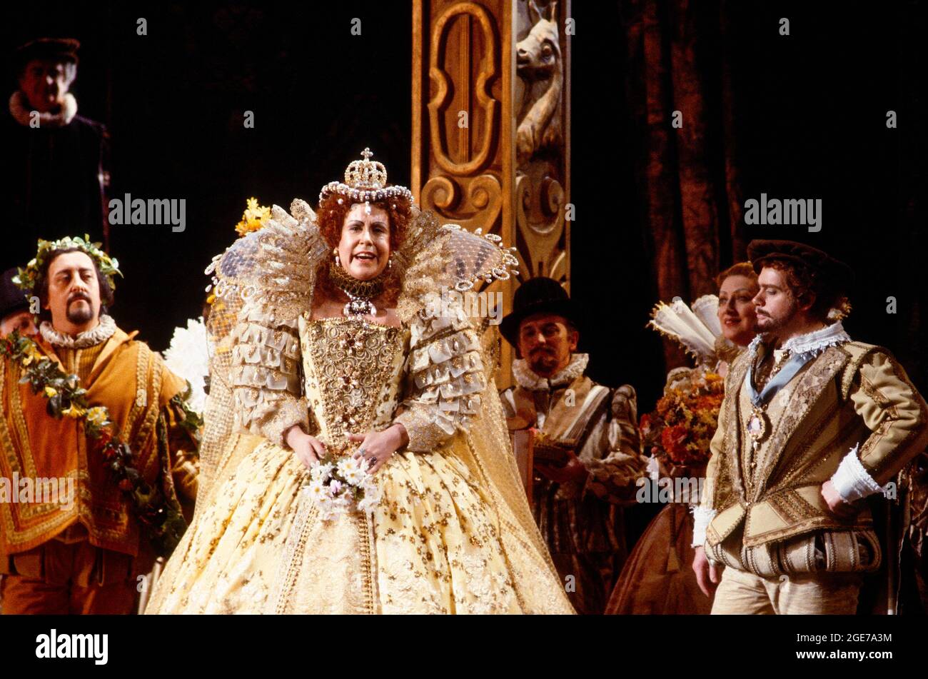 l-r: Stuart Kale (The Spirit of the Masque), Sarah Walker (Queen Elizabeth I), Anthony Rolfe-Johnson (The Earl of Essex) in GLORIANA von Benjamin Britten an der English National Opera (ENO), London Coliseum WC2 12/03/1984 (Royal Gala) Dirigent: Mark Elder Gestaltung: Alix Stone Regie: Colin Graham Stockfoto