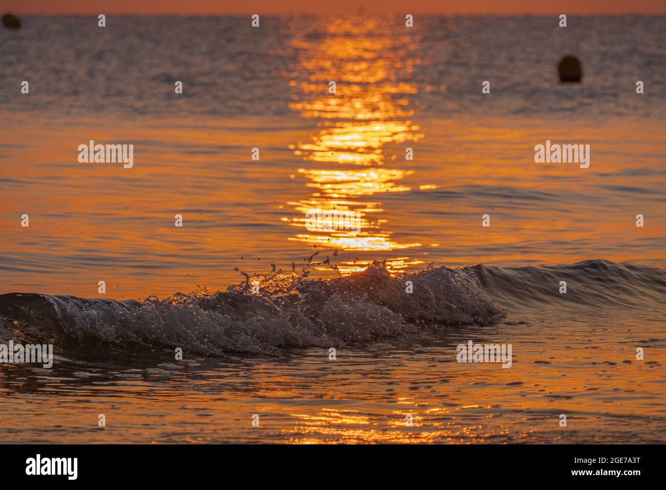 Langrune-Sur-Mer, Frankreich - 08 03 2021: Sonnenaufgang über dem Meer vom Strand Stockfoto