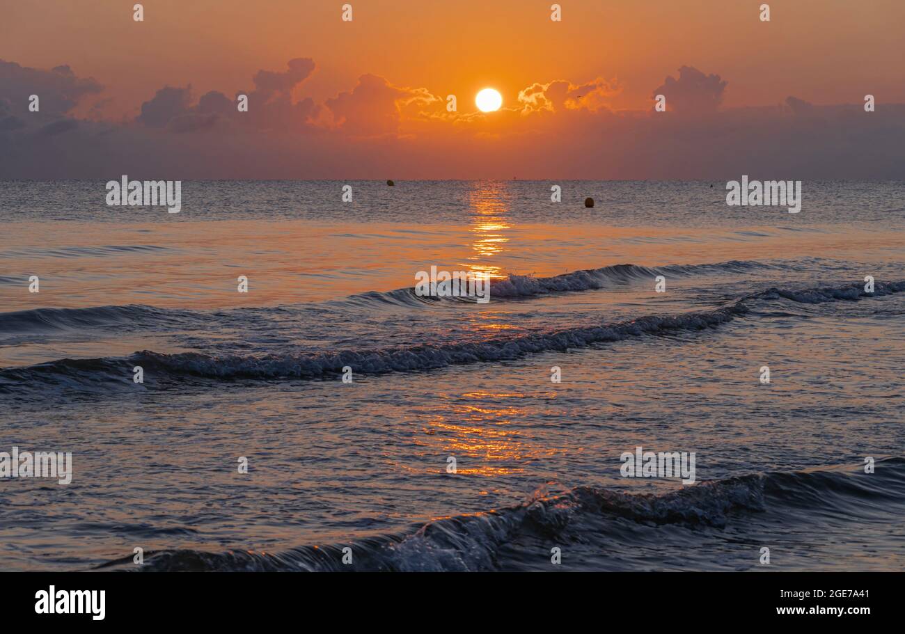 Langrune-Sur-Mer, Frankreich - 08 03 2021: Sonnenaufgang über dem Meer vom Strand Stockfoto