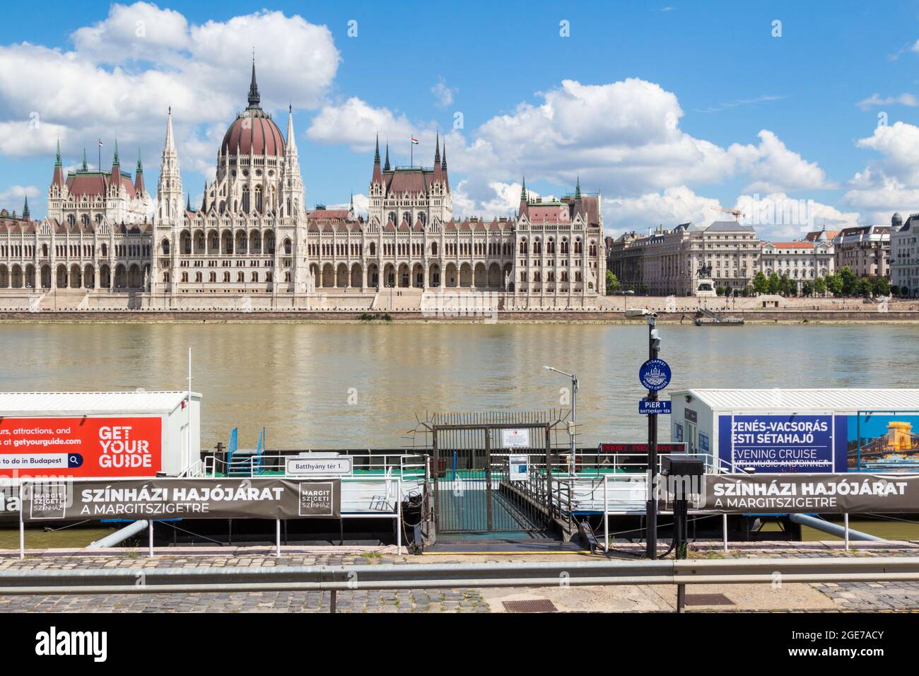 Pier 1 in Batthyany ter mit dem ungarischen Parlament und der Donau, Budapest, Ungarn Stockfoto