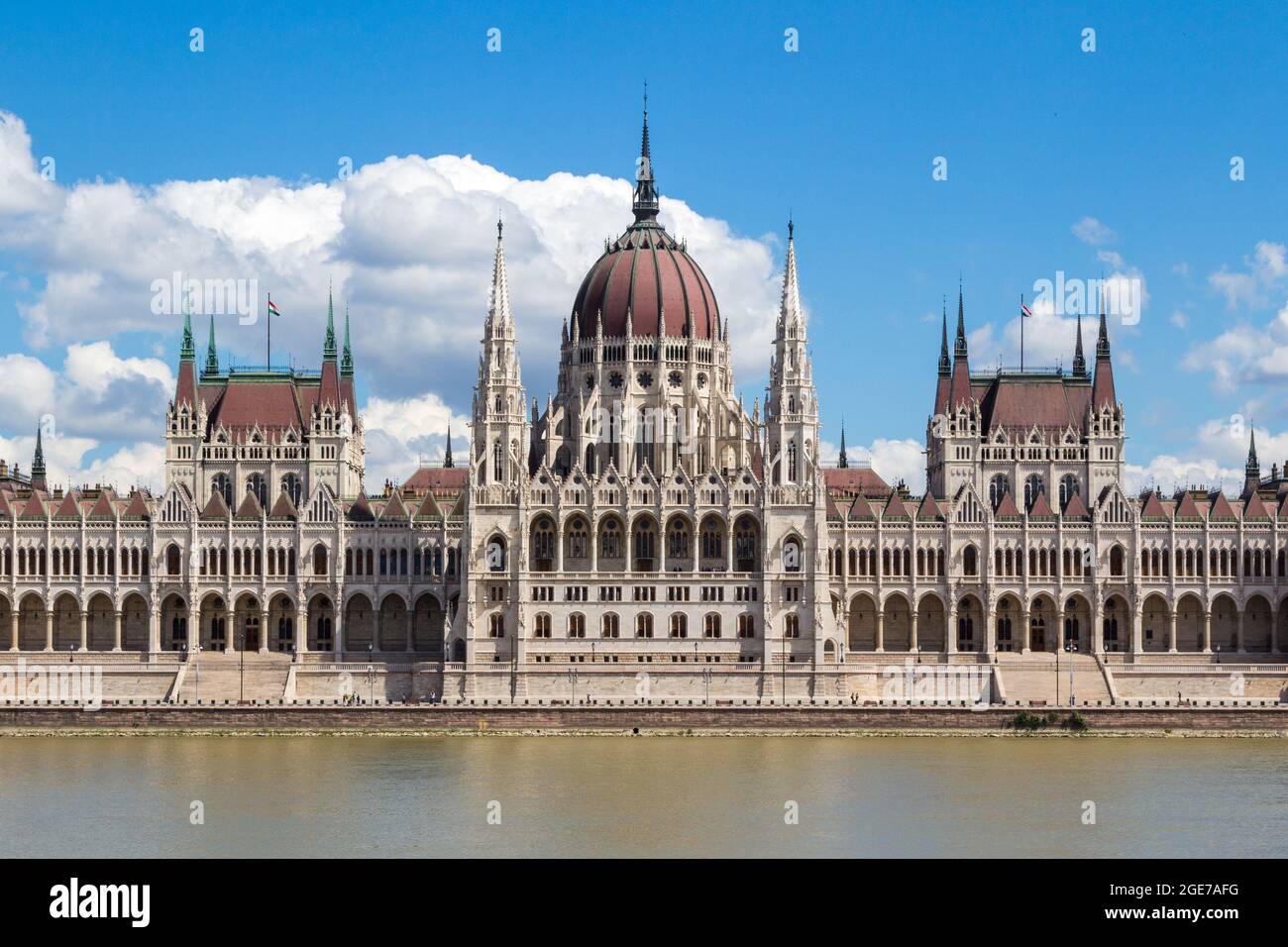 Mittlerer Teil des ungarischen Parlaments mit Donau, genau symmetrisch zentriert Panoramablick. Budapest, Ungarn Stockfoto