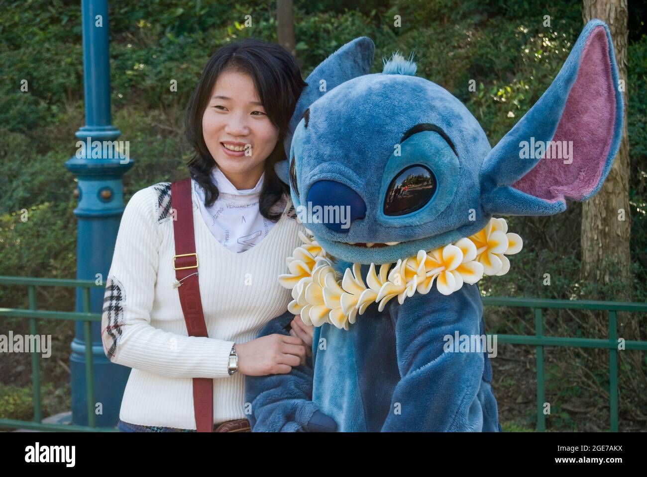 Nähen Sie Charakter mit jungen Frau, Fantasyland, Hong Kong Disneyland Resort, Lantau Island, Hong Kong, China Stockfoto