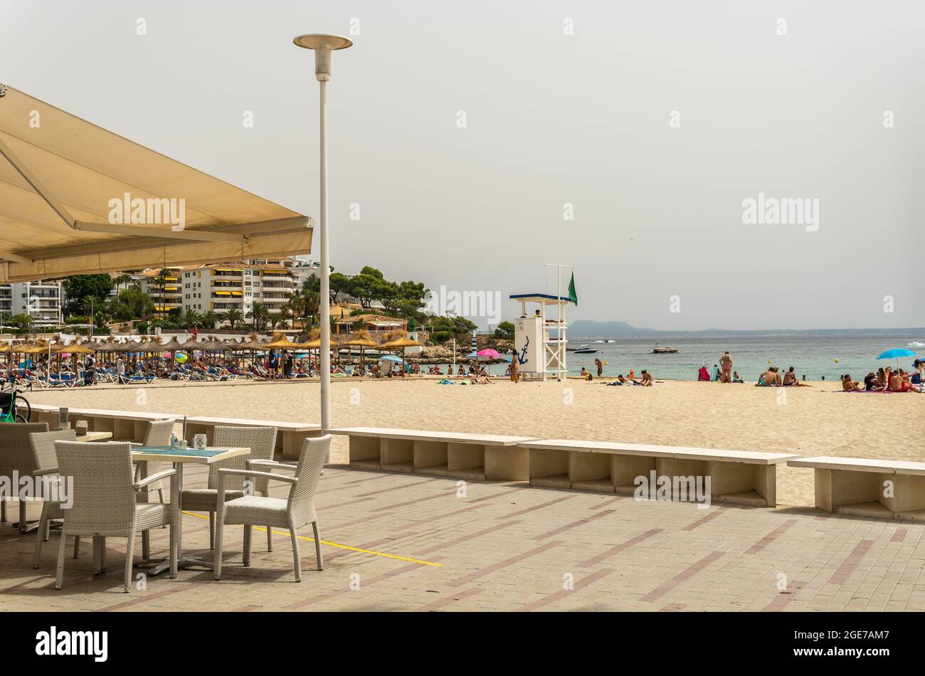 Palmanova, Spanien; 10 2021. juli: Blick auf den Strand des Touristenortes Palmanova auf der Insel Mallorca, ein sehr heißer Sommermorgen Stockfoto