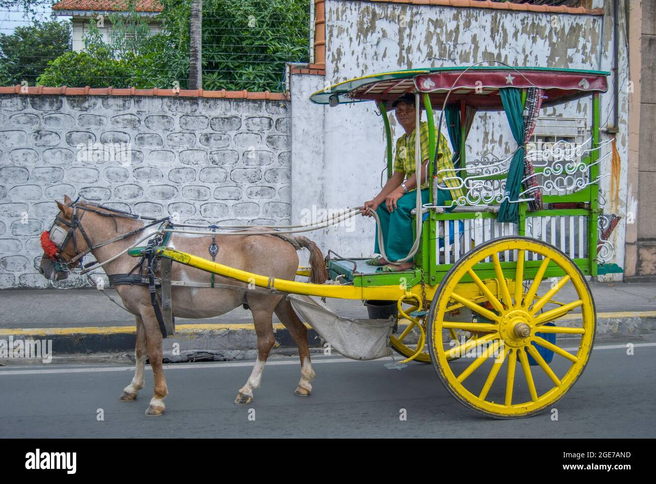 Bunte Calesas (Pferdekutsche) und Fahrer, Intramuros, Manila, Philippinen Stockfoto