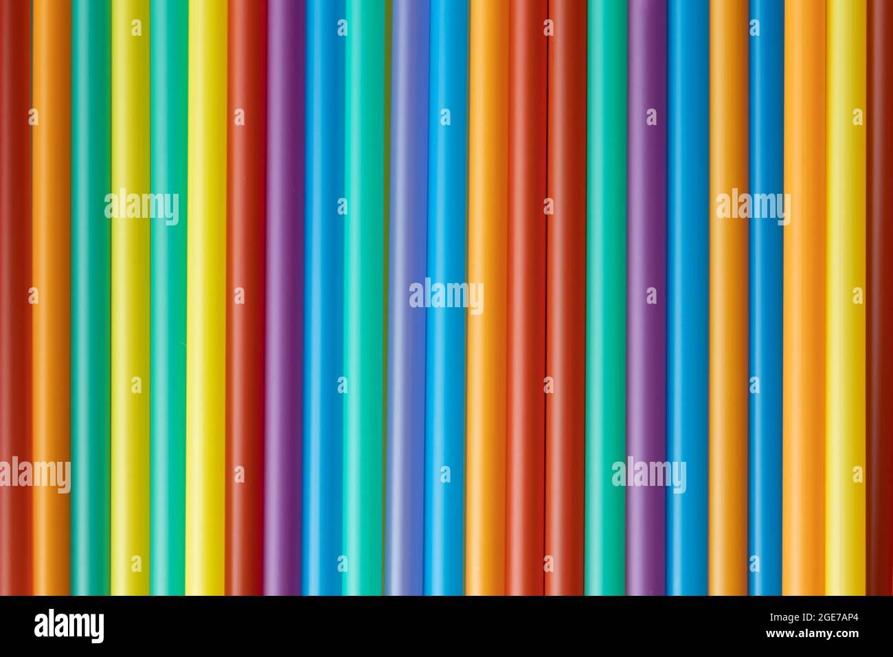 Nahaufnahme von bunten Plastikstrohhalmen. Hintergrund Stockfoto