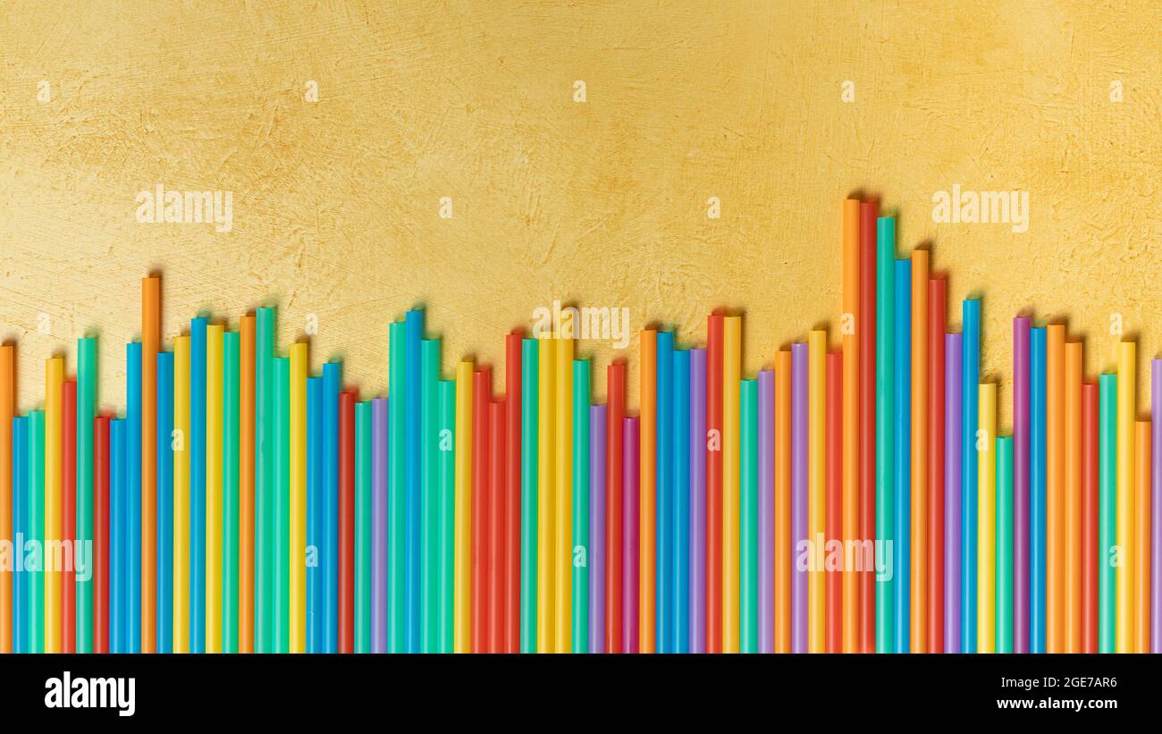 Bunte Kunststoff Trinkhalme Hintergrund mit Kopierer Platz Stockfoto