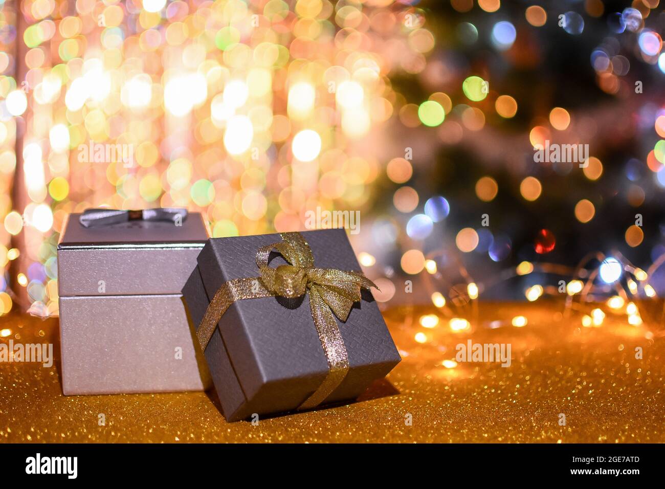 Der goldene Bokeh-Hintergrund des neuen Jahres mit Lichtern Stockfoto