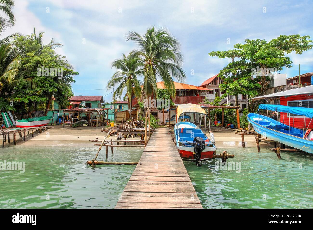 Bootsanlegestelle auf der Insel Carenero, direkt gegenüber der Stadt Bocas in der Provinz Bocas del Toro in Panama. Stockfoto