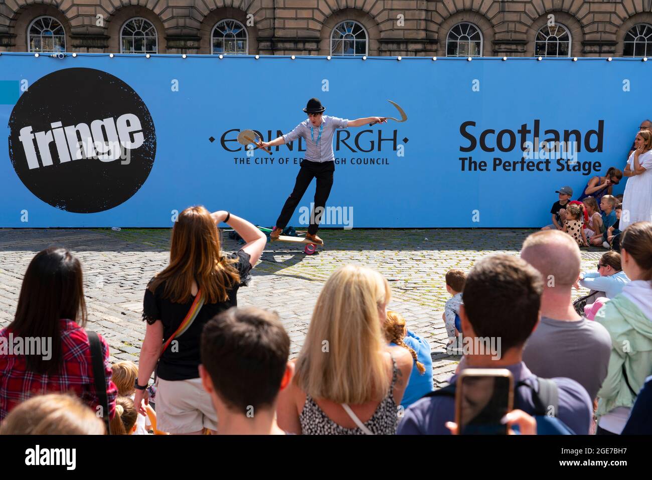 Edinburgh, Schottland, Großbritannien. August 2021. Eine große Menschenmenge sieht sich eine Aufführung auf dem West Parliament Square in der Altstadt von einem Straßenkünstler während des Edinburgh Festival Fringe 2021 an. Iain Masterton/Alamy Live Nachrichten. Stockfoto