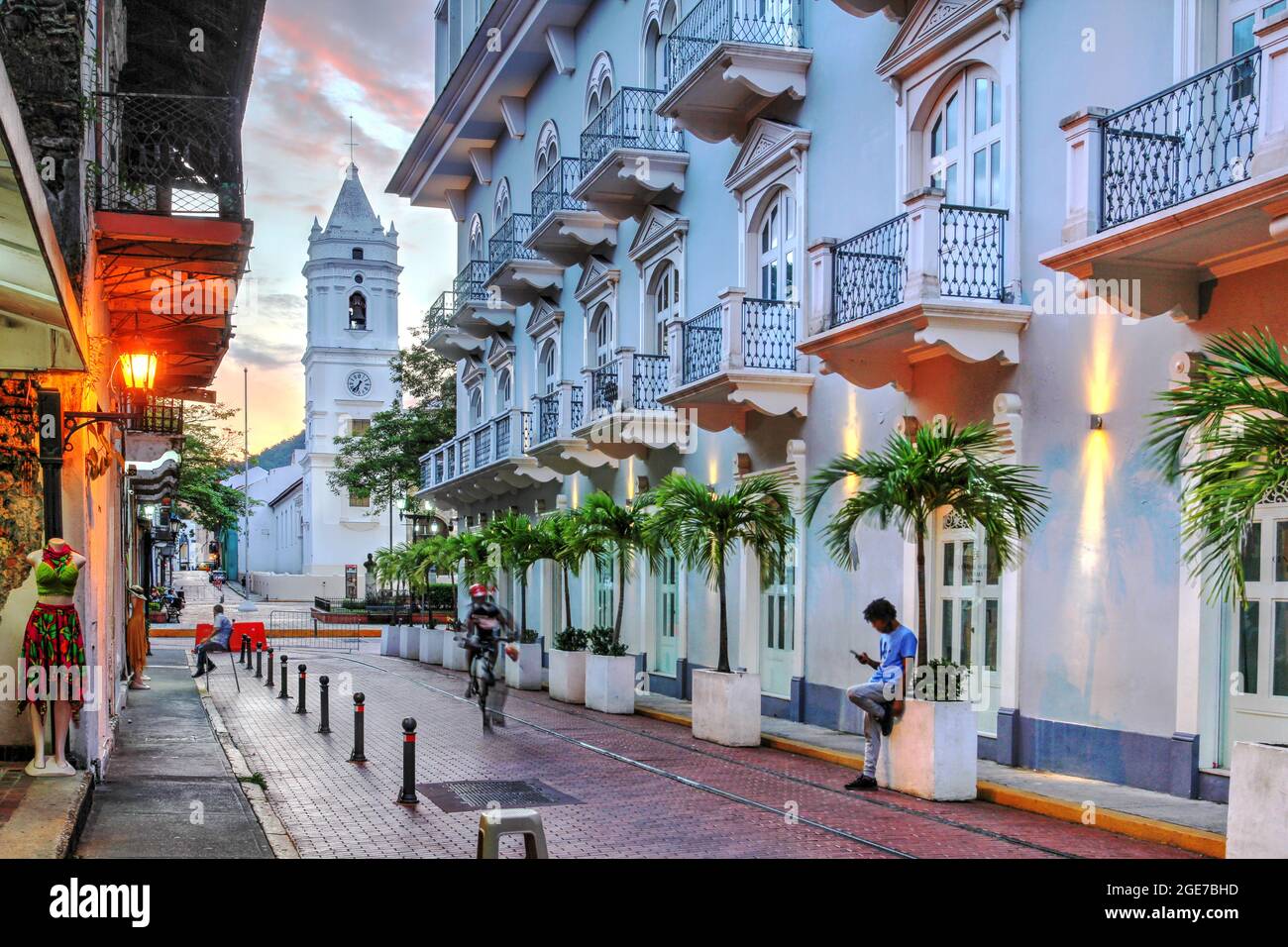 Wunderschöner Sonnenuntergang auf der Avenida Central in Casco Viejo (Altstadt) von Panama City. Das bläuliche Gebäude auf der rechten Seite ist das Hotel Central und hoch oben OV Stockfoto