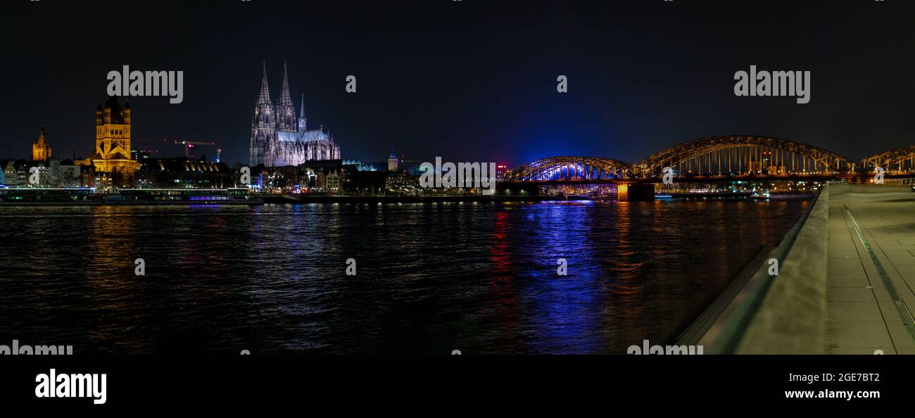 kölner Panorama bei Nacht Stockfoto